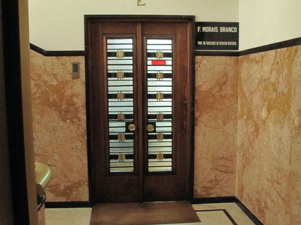 Porta da Clínica Dentária do Porto, com a placa do Professor Doutor Fernando Morais Branco