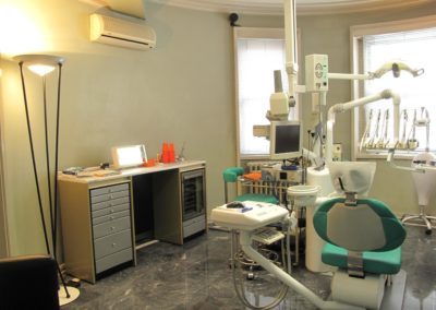 Gabinete de tratamento, com a cadeira e a unidade dentária