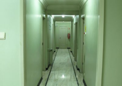 Corredor interior da clínica, com as portas dos gabinetes