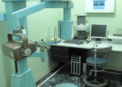 Sala de radiologia, com o aparelho de ortopantomografia e o posto de trabalho